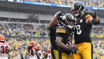 PITTSBURGH, PA - SEPTEMBER 18: DeAngelo Williams #34 of the Pittsburgh Steelers celebrates his touchdown reception with Alejandro Villanueva #78 of the Pittsburgh Steelers in the fourth quarter during the game against the Cincinnati Bengals at Heinz Field on September 18, 2016 in Pittsburgh, Pennsylvania.   Joe Sargent/Getty Images/AFP
 == FOR NEWSPAPERS, INTERNET, TELCOS &amp; TELEVISION USE ONLY ==