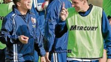 <b>READMITIDO. </b>D'Alessandto conversa amigablemente con el capitán Cuartero.