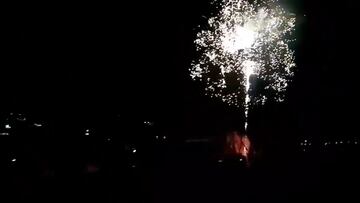 Fuegos artificiales lanzados en frente del hotel del Barça en París