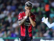 Diego González se lamenta después de fallar un gol ante León.