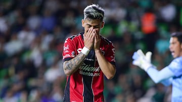 Diego González se lamenta después de fallar un gol ante León.