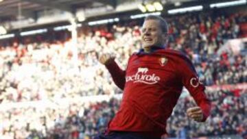 Oriol Riera, celebra uno de los goles ante el Madrid.