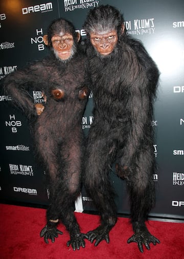 Heidi Klum en Halloween como monos con su marido