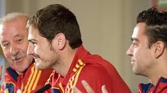 <b>PROTAGONISTA. </b>Del Bosque y Xavi aplauden a Iker Casillas, el protagonista absoluto de la rueda de prensa de España celebrada ayer en Wembley.