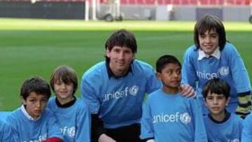 <b>ÍDOLO. </b>Leo Messi se fotografió con un grupo de niños en el césped del Camp Nou, justo después de ser nombrado embajador de la Unicef.