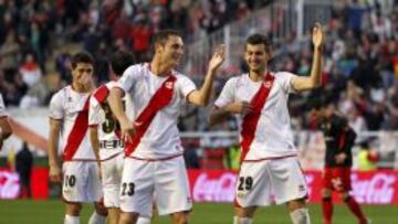 FELICIDAD. Delibasic y Leo celebran el primer gol del Rayo marc&aacute;ndose un baile brasile&ntilde;o que ten&iacute;an ensayado. Piti sonr&iacute;e al fondo.