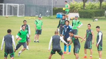 Foto de accion durante el Entrenamiento de la Seleccion Mexicana ,  Previo su participacion en el Mundial de Futbol Brasil 2014, en la foto:Giovani Dos Santos, Jose de Jesus Corona, Jose Juan Vazquez, Miguel Herrera, Carlos Salcido, Marco Fabian, Guillermo Ochoa, Paul Aguilar, Oribe Peralta

09/06/2014/MEXSPORT/Jorge Martinez


