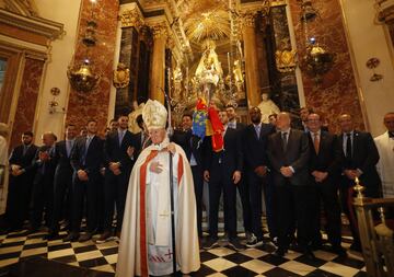 El Valencia Basket en la Basílica de la Vírgen de los Desamparados.