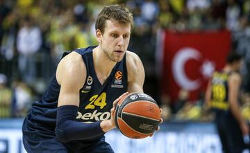 El ¨²ltimo MVP de la Euroliga (en la 2019-20 no se entreg¨® este galard¨®n por la pandemia) ha sido uno de los encargados de evitar el tropiezo del Fenerbah?e esta temporada, que finalmente logr¨® meterse entre los ocho mejores. El presupuesto del equipo turco baj¨® este verano: Obradovic decidi¨® tomarse un a?o sab¨¢tico y Datome acab¨® en Mil¨¢n. Se habl¨® tambi¨¦n de la posible salida de Nando de Colo (otro candidato a estar en el equipo ideal de la temporada) y de Vesely (el Bar?a intent¨® que ocupara el hueco dejado por Tomic), pero finalmente ninguno de los dos se march¨®. El checo, que llegar¨¢ justo a los playoffs (no estuvo ante el Madrid por un problema en el tobillo izquierdo), ha acabado con 13,2 puntos y 5,3 rebotes (18,4 de valoraci¨®n) esta temporada.