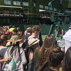 Nadal se entrena con público antes del duelo contra Djokovic
