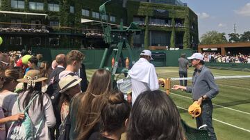 Nadal se entrena con público antes del duelo contra Djokovic