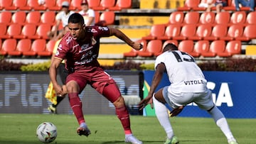 IBAGUE - COLOMBIA, 16-03-2022: Michael Rangel de Deportes Tolima y Mateo Rodas de Patriotas Boyaca F. C. disputan el balon durante partido de la fecha 11 entre Deportes Tolima y Patriotas Boyaca F. C. por la Liga BetPlay DIMAYOR I 2022, en el estadio Manuel Murillo Toro de la ciudad de Ibague. / Michael Rangel of Deportes Tolima and Mateo Rodas of Patriotas Boyaca F. C. struggle for the ball during a match of the 11th date between Deportes Tolima and Patriotas Boyaca F. C. for the BetPlay DIMAYOR I 2022 League at the Manuel Murillo Toro Stadium in Ibague city. / Photo: VizzorImage / Joan Orjuela / Cont.