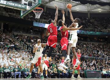 Jaren Jackson Jr. de los Michigan State Spartans lanza a canasta ante dos jugadores de los Nebraska Cornhuskers. 