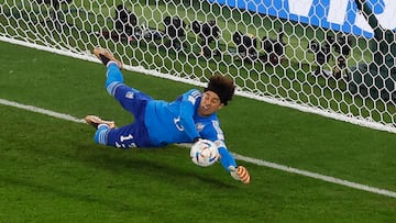GR2417. DOHA (CATAR), 22/11/2022.- Guillermo Ochoa de México ataja un penalti hoy, en un partido de la fase de grupos del Mundial de Fútbol Qatar 2022 entre México y Polonia en el Estadio 974 en Doha (Catar). EFE/ JJ Guillen