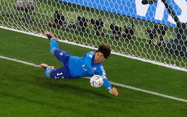 Guillermo Ochoa detiene penal a Lewandowski en momento clave