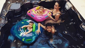 Georgina Rodr&iacute;guez disfruta del jacuzzi junto a sus hijos.