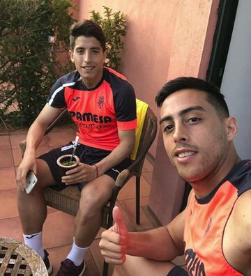 Como buen argentino le encanta compartir mates con sus amigos. Hace poco colgó esta foto en su cuenta de instagram, ya en Castellón, tomando un mate con el también jugador argentino del Villarreal, Santi Cáseres.