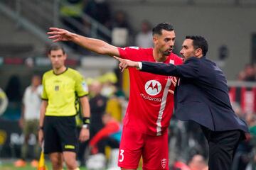 Pablo Marí y el entrenador Palladino, el pasado sábado en San Siro.