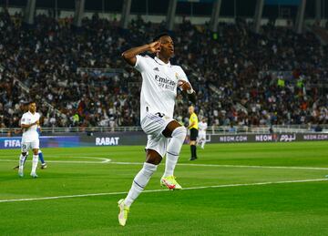 Vinicius Junior del Real Madrid celebra marcar su segundo gol, el quinto para el equipo blanco.
