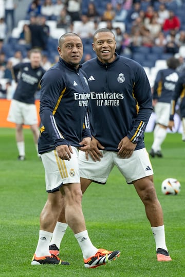 Roberto Carlos y Julio Baptista calientan antes del partido de Leyendas del Real Madrid.