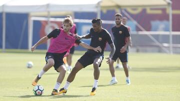 Paulinho, en un entrenamiento de ayer, ante Samper, al que el club ha aconsejado una cesi&oacute;n porque no cuenta.