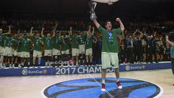 Suárez, capitán de Unicaja, levanta el trofeo de campeón en la última Eurocup.