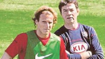 <b>CARA A CARA. </b>Abel habló ayer con Forlán sobre el césped del campo de entrenamiento.