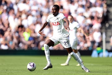 El centrocampista senegalés puede presumir de ser campeón de la Copa de África 2019. Una de las sensaciones del Tottenham de Postecoglou en la reciente temporada. Ha multiplicado por cuatro los minutos de juego de un curso futbolístico a otro al pasar de 466' a 2.102'. Un centrocampista total, completo tanto cuando tiene la pelota como la lleva un compañero. Ejerce de enlace perfecto entre las labores defensivas y las de construcción de juego. Para muchos recuerda a Vieira concentrando las cualidades de los grandes centrocampistas de la Premier.