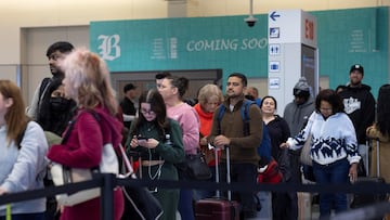 Viajeros en el Dallas Fort Worth International Airport.