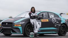 Reema Juffali con el Jaguar del I-PACE Trophy que pilotar&aacute; en Arabia Saud&iacute;.