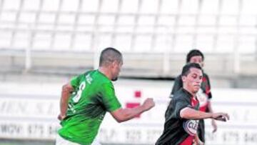 <b>INCISIVO. </b>Collantes intenta desbordar a la defensa del Toledo en una acción del partido.