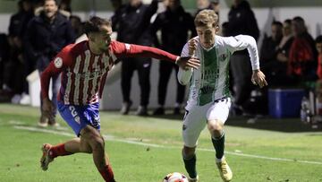 Loren Burón trata de zafarse de Rafa Roldán.