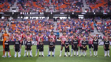 Jugadores de Chivas escuchan el himno en la Leagues Cup.