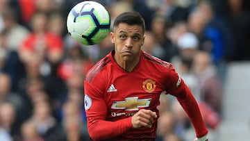 Alexis Sánchez lleva la pelota.