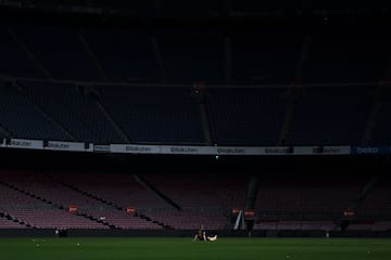 Imagen desoladora. Andr¨¦s Iniesta sentado en el Camp Nou el 20 de mayo de 2018 cuando jug¨® su ¨²ltimo partido con la camiseta del Barcelona.