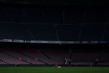 Imagen desoladora. Andrés Iniesta sentado en el Camp Nou el 20 de mayo de 2018 cuando jugó su último partido con la camiseta del Barcelona.