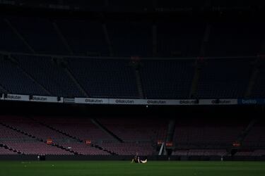 Imagen desoladora. Andrés Iniesta sentado en el Camp Nou el 20 de mayo de 2018 cuando jugó su último partido con la camiseta del Barcelona.