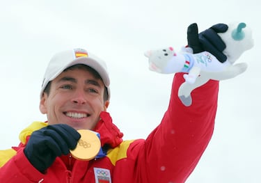 Oriol Cardona celebra la medalla de oro en la prueba de velocidad de esquí de montaña. 