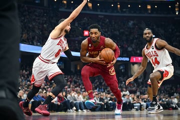 La madrugada del 2 al 3 de enero de 2023 Donovan Mitchell le dio la bienvenida al nuevo a?o con una actuaci¨®n hist¨®rica. El escolta aterriz¨® en los Cleveland Cavaliers el 1 de septiembre de 2022, cerrando as¨ª su estapa en Utah Jazz, la que signific¨® sus primeros pasos en la liga y sus primeros grandes destellos como proyecto de futura estrella, destacando especialmente unas espectaculares actuaciones en los Playoffs de la burbuja. Ante Chicago Bulls, el escolta de los Cavs se redimi¨® de algunas dudas y comentarios sobre su val¨ªa anotando 71 puntos y repartiendo 11 asistencias, siendo esta la mayor anotaci¨®n vista en la NBA desde los 81 puntos de Kobe Bryant. El escolta neoyorquino sumaba tan s¨®lo 16 puntos al descanso, pero tras volver del vestuario se solt¨®, convirtiendo 24 puntos en el tercer cuarto, 18 en el ¨²ltimo incluyendo una jugada espectacular para forzar la pr¨®rroga y poninedo fin a la machada con 13 puntos m¨¢s en el tiempo extra. Consigui¨® un gran porcentaje, 22 aciertos de 34 intentos en tiros de campo y sus Cavs se llevaron la victoria.