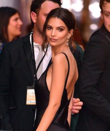 Emily Ratajkowski a la salida de los CFDA Fashion Awards.