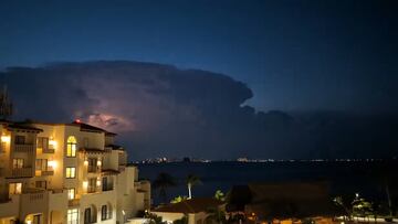 La terrorífica toma del huracán Milton visto desde Cancún