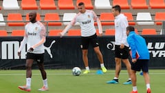 Los jugadores se ejercitan en la Ciudad Deportiva de Paterna.