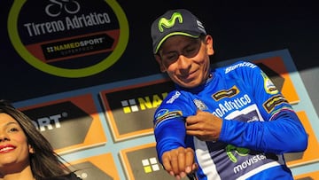 s5 ASCOLI PICENO (ITALIA), 13/03/2017.- El ciclista colombiano Nairo Quintana, del equipo Movistar, se coloca el maillot de líder de la general tras la sexta etapa de la carrera ciclista Tirreno-Adriático, una prueba de 209km entre las local