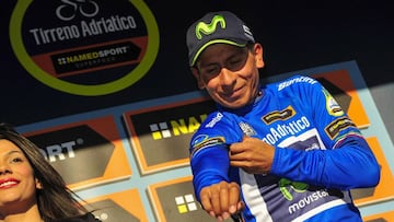 s5 ASCOLI PICENO (ITALIA), 13/03/2017.- El ciclista colombiano Nairo Quintana, del equipo Movistar, se coloca el maillot de l&iacute;der de la general tras la sexta etapa de la carrera ciclista Tirreno-Adri&aacute;tico, una prueba de 209km entre las local