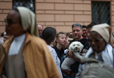 Cientos de personas esperan para despedirse del papa Francisco en la Basílica de San Pedro. 