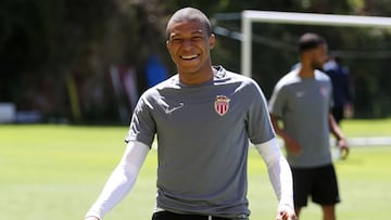 Mbapp&eacute;, feliz en un entrenamiento con el M&oacute;naco.