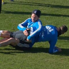 Azotes de Ramos a Lucas Vázquez tras una entrada en el rondo