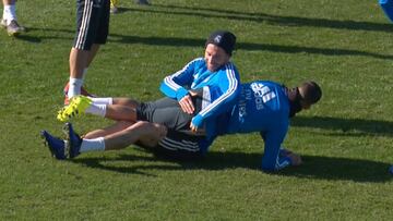 Azotes de Ramos a Lucas V¨¢zquez tras una entrada en el rondo