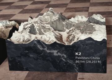 Más complejo que el mismísimo Everest, el K2, situado en la frontera entre China y Pakistán, es una de las montañas más técnicas –por no decir la que más- y complejas del mundo. El reto definitivo para cualquier experimentado alpinista que, aún tener muchísima experiencia, no hay garantía de salir con vida de sus escarpadas laderas. 