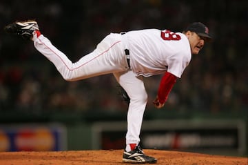 En 2004, Curt Schilling, pitcher de los Medias Rojas, ganó el Juego 6 de la Seire por el Capeonato de la Liga Americana ante los Yankees con el tobillo ensangrentado tras ser intervenido con grapas de sutura para fijar un tendón roto al cartílago. Este fue uno de los regresos más grandes en la historia del béisbol.